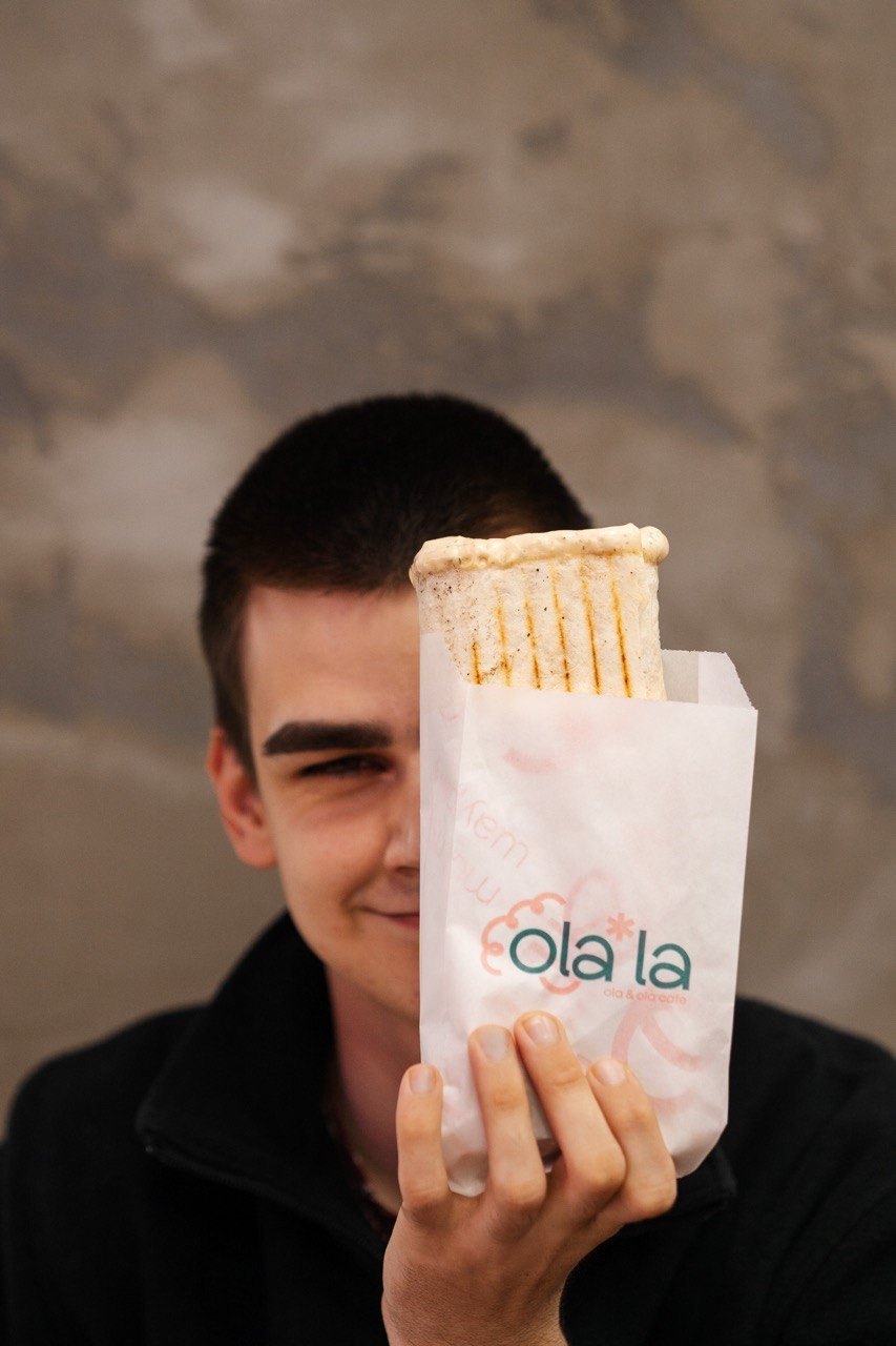 Гість Ola*la тримає шаурму, кафе швидкого харчування у Хмельницькому